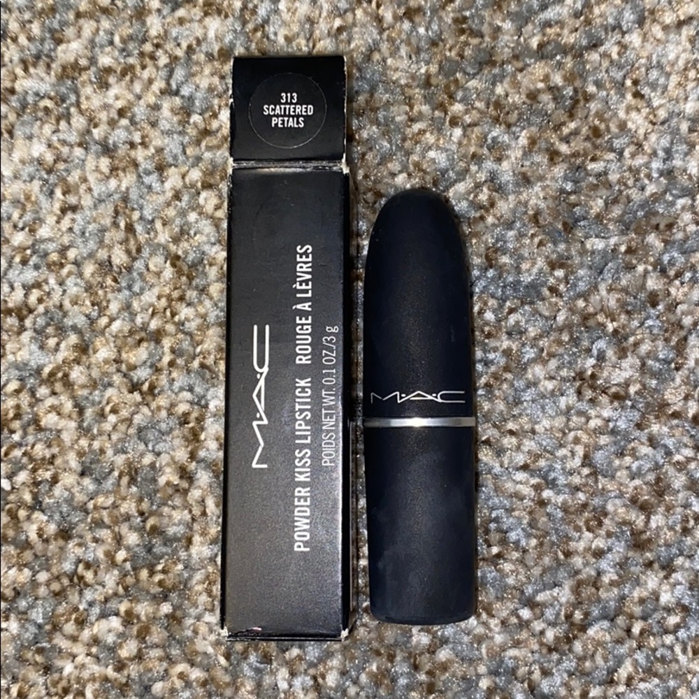 Mac 313 scattered petals